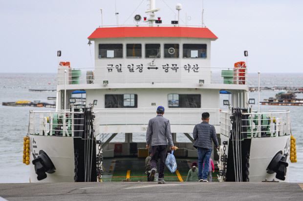 교량 5개로 6개의 섬을 연결하기 위해서는 모두 9008억 원의 예산이 소요될 전망이다. 사진은 완도 약산도와 금일도를 오가는 선박에 오르는 승객들.