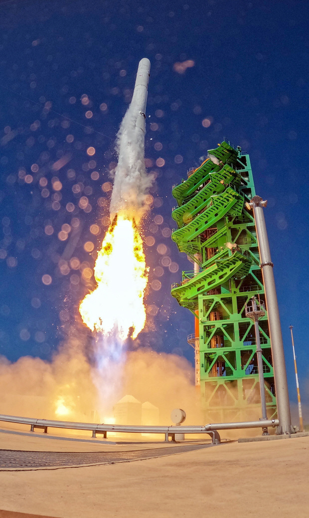 국내 독자 기술로 개발된 한국형 발사체 누리호(KSLV-Ⅱ)가 21일 오후 고흥군 나로우주센터에서 2차 발사되고 있다. 이번 2차 발사는 한국이 독자 개발한 발사체에 실제 기능을 지닌 독자 개발 인공위성을 실어서 쏘는 첫 사례이다. /고흥 나로우주센터=김진수 기자 jeans@kwangju.co.kr
