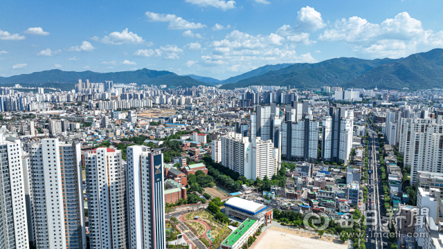 윤석열 정부의 첫 부동산 대책이 발표된 21일 대구 남구 남산동 일대 아파트 단지를 상공에서 바라본 모습. 정부는 생애 최초 주택 구입 시 최대 200만 원 한도 내에서 취득세를 면제하고 전월세 임차인 주거부담 완화를 위해 월세 세액공제율을 최대 12%에서 최대 15%로 상향 조정하면서 당장의 임대차 3법 폐지보다는 임차인에 대한 지원을 강화했다. 안성완 기자 asw0727@imaeil.com