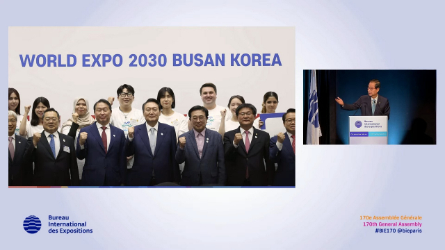 프랑스 파리에서 21일 열린 2030월드엑스포 유치 2차 경쟁 프레젠테이션에서 정부 대표 발표자로 나선 한덕수 국무총리가 윤석열 대통령의 영상 메시지를 소개하고 있다. 유튜브 캡처