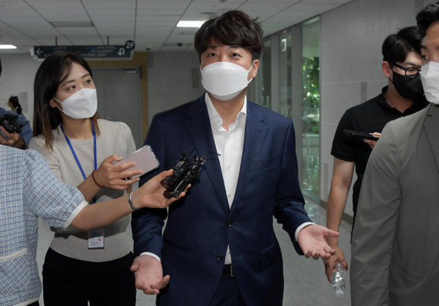 국민의힘 이준석 대표가 21일 국회 의원회관에서 열린 2022 국회 산·학·정 의료기기 심포지엄 ‘의료기기산업의 미래와 정책’ 토론회를 마치고 세미나실을 나서며 취재진의 질문을 받고 있다. 김종호 기자 kimjh@