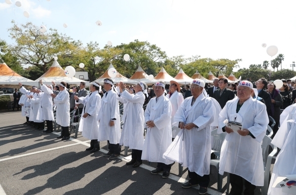지난 2018년 거행된 제100주기 제24회 무오법정사 항일항쟁 기념식에서 독립유공자, 유족, 학생 등이 선열들의 희생정신을 기리고 있다.