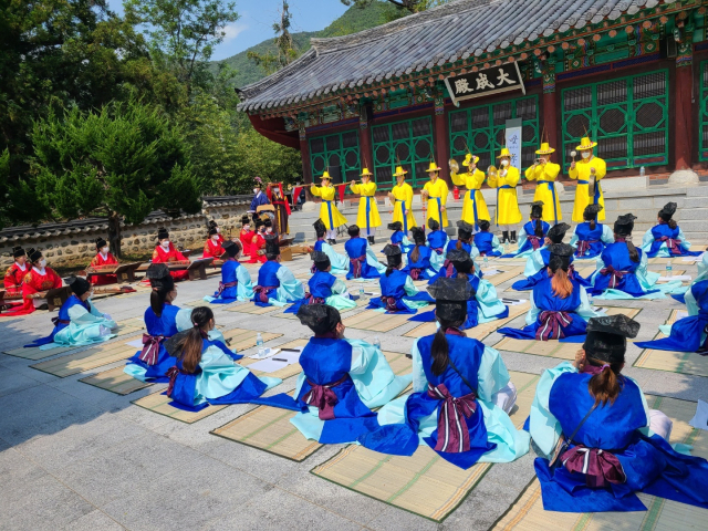 마산향교에서 체험행사를 진행하고 있는 모습. /창원국악관현악단/
