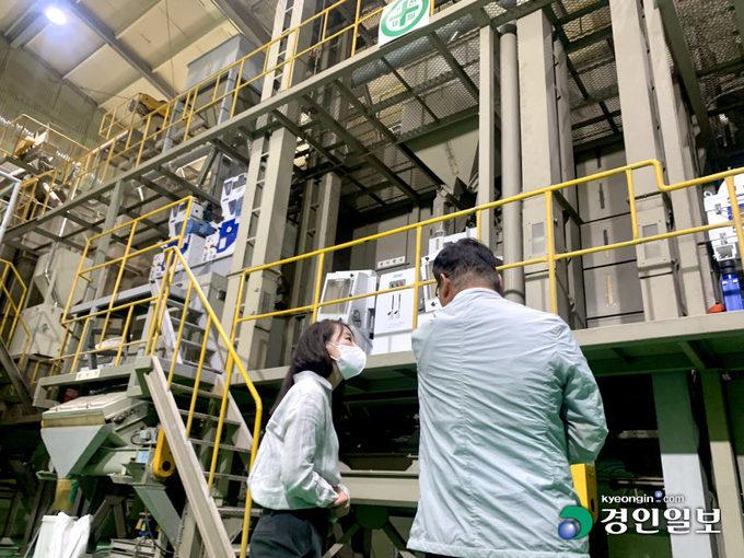 신현배 신김포농협RPC사업단장이 미곡처리장 생산설비에 대해 설명하고 있다. 신김포농협 미곡종합처리장은 벼 도정 및 쌀 저장과 관련해 다양한 시도를 거듭하며 김포금쌀의 품질을 지켜왔다. 김포/김우성기자 wskim@kyeongin.com