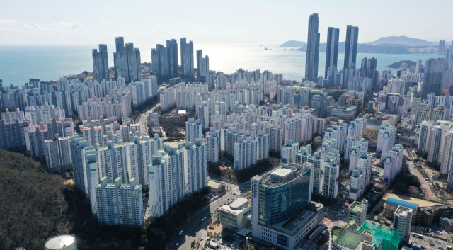 정부가 이달 안으로 부동산 규제지역 해제를 예고한 가운데, 부산에서는 해운대구 등 일부 지역의 규제는 여전할 것이라는 전망이 나온다. 부산 해운대신시가지 전경. 부산일보DB