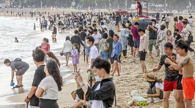 부산 해운대해수욕장을 찾은 관광객들로 붐비고 있다. 부산일보DB