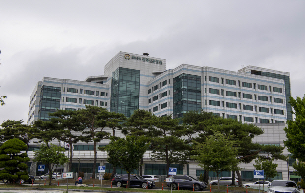 광주시 광산구 산월동 광주보훈병원 전경. 이 병원은 지난 2월 의사 12명이 집단 사직한 이후 4개월이 지난 지금도 전문의 정원을 채우지 못해 진료에 어려움을 겪고 있다. /최현배 기자 choi@kwangju.co.kr