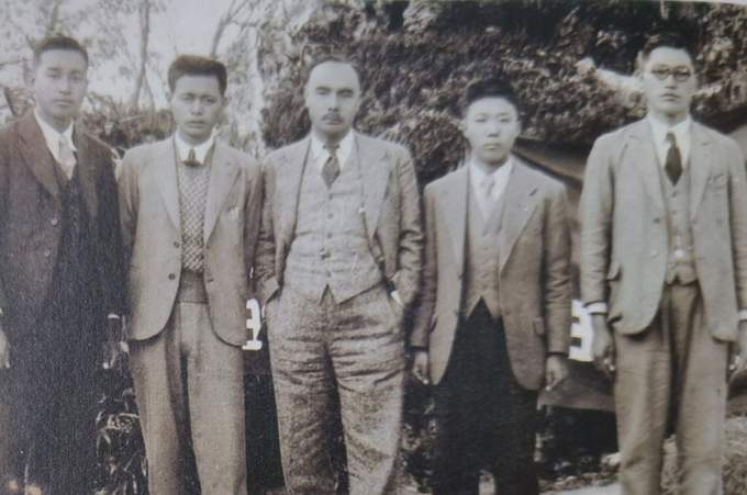 1935년 10월 30일 경동기자동맹 제3회 정기총회에서 찍은 사진. 정 가운데 여운형 선생이 포즈를 취하고 있다. /몽양기념관 제공