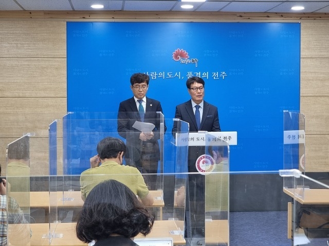 박형배 의원과 최명철 의원이 28일 전주시청 브리핑룸에서 시의회 의장 선거 단일화를 선언하고 있다.