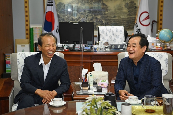 최문순 지사(왼쪽)가 28일 강원일보사를 방문해 박진오 강원일보 사장을 비롯한 임원진과 인사하고 있다. 김남덕기자