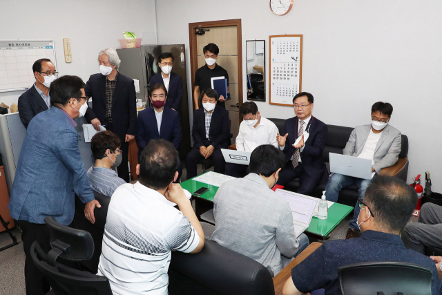 홍남표 창원시장 당선인이 29일 창원시청 프레스센터에서 인수위원회 최종 보고회 이후 기자간담회를 갖고 있다./창원시/