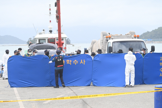 29일 오전 경찰이 완도 신지면 송곡항 인근 해상에서 조유나양 일가족의 차량을 인양 후 육상에서 시신 수습을 하고 있다. /완도=김진수 기자 jeans@kwangju.co.kr