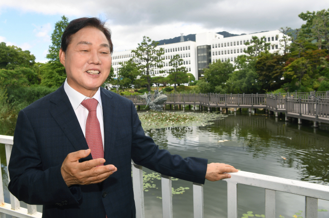 박완수 경남도지사 당선인이 취임식을 하루 앞둔 30일 오전 경남도청 연못에서 도정 운영 방향에 대해 이야기를 하고 있다./김승권 기자/