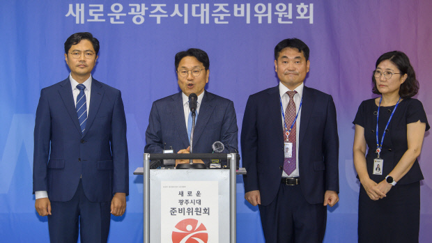 강기정 광주시장 당선인이 30일 오후 광주 서구 치평동 인수위원회 사무실에서 기자회견을 열고 민선8기 주요 보직 인사 1차 명단을 발표하고 있다. /김진수 기자 jeans@kwangju.co.kr