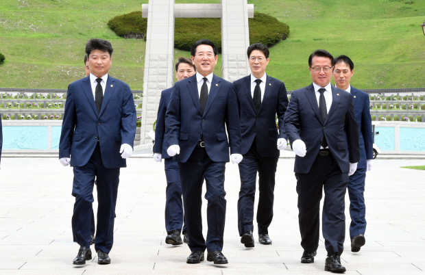 김영록 전라남도지사가 30일 문금주 행정부지사, 박창환 정무부지사 등과 민선8기 전남 대도약을 다짐하기 위해 오월 민주영령을 참배하고 국립5·18민주묘지를 나서고 있다. /나명주기자mjna@kwangju.co.kr