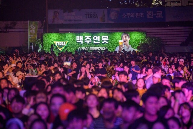 지난 2019년 여름 당시 전주가맥축제가 열려 참가자들이 환호하고 있다. /사진제공=전북경제통상진흥원