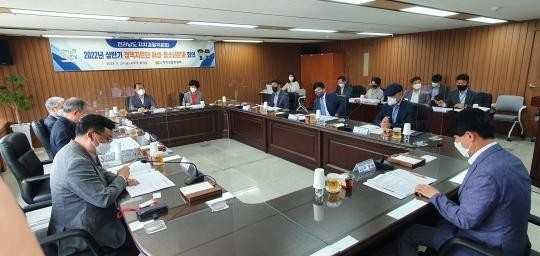 지난 5월 전남도자치경찰위원회(위원장 조만형)가 정책자문단 3개 분과 중 여성·청소년 분야 전문가 초청 회의를 열어 안전활동 강화 방안을 논의하고 있다.<광주일보 자료사진>