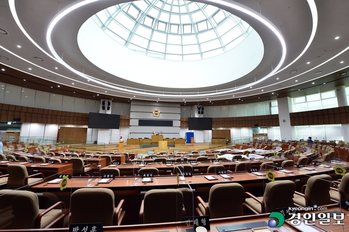 경기도는 '경제부지사 신설' 관련 조례 공포를 보류하기로 했지만, 도의회 야당인 국민의힘은 경제부지사 추천권을 야당에 달라고 요구하고 있다. 사진은 경기도의회 본회의장의 모습. 2022.6.20 /임열수기자 pplys@kyeongin.com