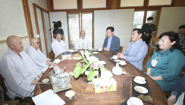 지난 2일 완주 송광사에서 열린 2022년 송광백련 나비채(나누고, 비우고, 채우는) 음악회에서 김관영 도지사, 안호영 의원 등 참석자들이 회주 도영스님, 주지 법전스님과 차담을 나누며 이야기를 나누고 있다./사진=전북도 제공