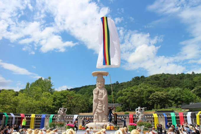 지난 6월14일 봉선사에서 진행된 미륵전 및 미륵부처 점안법회 제막식에서 공개된 미륵부처 모습 /봉선사 제공