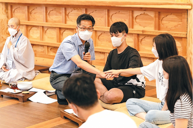 월정사가 8월2~4일 자연명상마을 옴뷔, 박물관 등 오대산 월정사 일원에서 2022 세계 청소년 명상 페스티벌을 개최한다. 사진은 지난해 열린 월정사 명상주간.