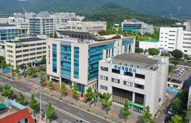 창원시 성산구 용호동에 위치한 경남연구원(가운데)과 경남개발공사(오른쪽) 전경./이솔희VJ/