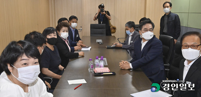 김동연 경기지사가 5일 경기도의회 국민의힘 교섭단체실을 방문해 의원들과 인사하고 있다. 2022.7.5 /김도우기자 pizza@kyeongin.com