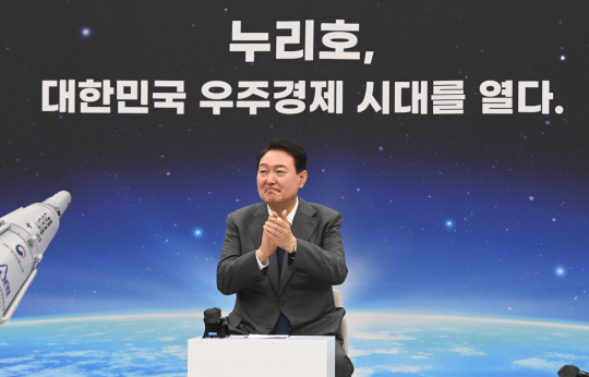 윤석열 대통령이 6일 오후 한국항공우주연구원 대전 본원에서 열린 '우주경제 비전 선포식'에 참석해 누리호 성공을 이끈 연구진들을 격려했다. 사진=연구개발특구기자단