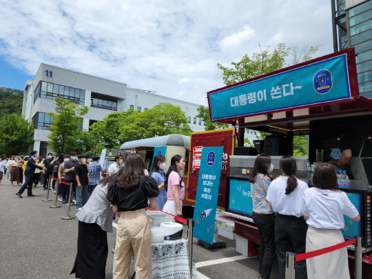 6일 오후 윤석열 대통령이 한국항공우주연구원에 보낸 커피차 앞에서 연구원 직원들이 커피를 받기 위해 줄을 서고 있다. 사진=한국항공우주연구원 제공