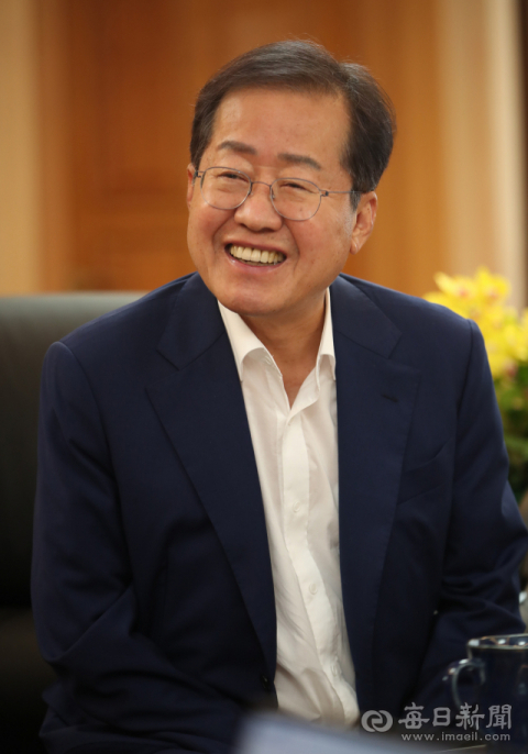 홍준표 대구시장이 6일 오전 대구시청 산격동 청사 집무실에서 가진 매일신문과의 인터뷰에서 시정 운영 방향에 대해 설명하고 있다. 안성완 기자 asw0727@imaeil.com