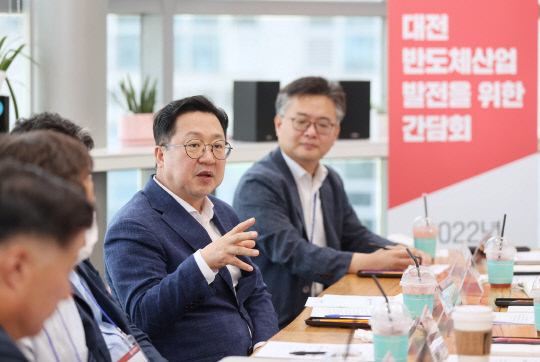 이장우 대전시장이 7일 유성구 용산동 소재 글로벌 반도체 부품업체 MKS에서 '대전 반도체산업 발전을 위한 간담회'를 열고 지역 반도체 경쟁력을 강화시키겠다는 포부를 밝히고 있다. 사진=대전시 제공
