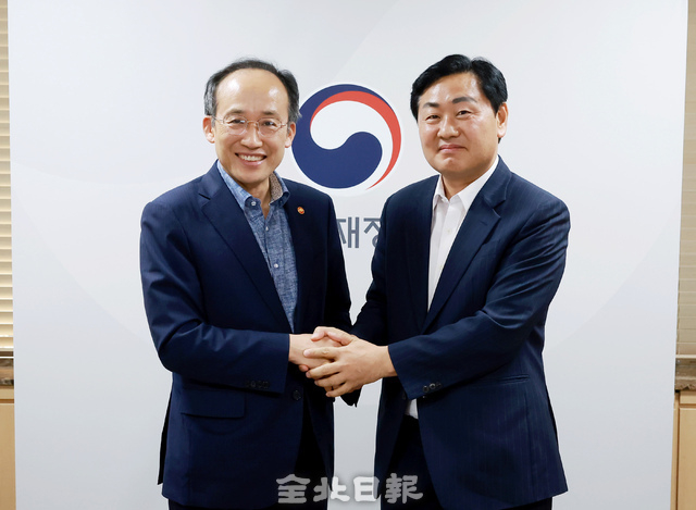 김관영 전북도지사는 9일 정부서울청사에서 추경호 경제부총리(기획재정부장관)와 간담회을 가졌다. 이날 김 지사는 2023년 국가예산 중점사업에 대한 정부예산안 반영 건의 및 지역 균형발전을 위한 중앙정부 차원의 협조와 지원을 당부했다./사진=전북도 제공.