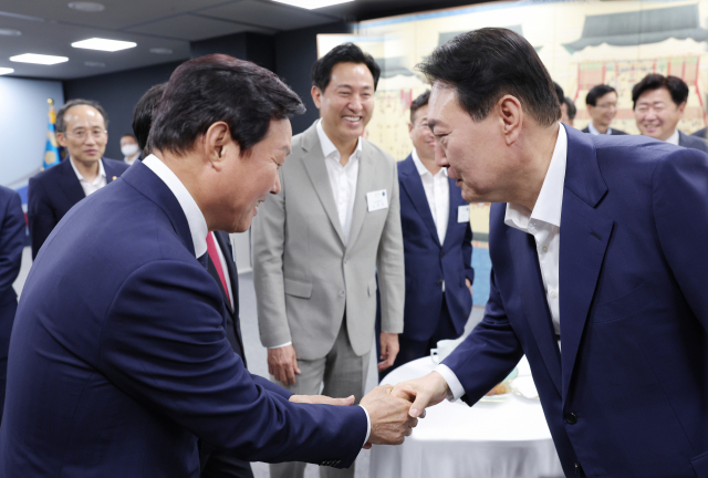 박완수(왼쪽) 경남도지사와 윤석열 대통령이 악수를 하고 있다./경남도/