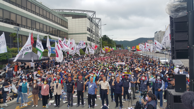 전국민주노동조합총연맹 조합원들이 지난 8일 거제시 대우조선해양 남문 앞 도로에서 조선소 하청노동자 투쟁 승리 결의대회를 열고 있다.