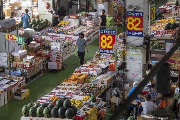 11일 오후 광주 서부농산물시장 내 청과동에 수박, 복숭아, 자두 등의 여름과일들이 진열되어 있다. 농협 관계자에 따르면 올해 초 발생했던 저온현상으로 작황이 좋지 못해 지난해 1kg 당 1500원 꼴이던 수박 가격이 올해 1800원에서 2000원대를 유지하고 있다고 밝혔다. /김진수 기자 jeans@kwangju.co.kr