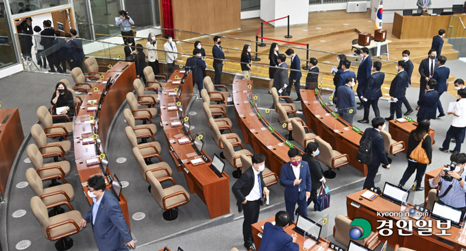 제11대 경기도의회 개원 첫 본회의가 열린 12일 오전 의원들이 임시회 1차 본회의 시작 후 5분 만에 본회의장을 빠져나가고 있다. 이날 본회의에서는 의장단 선거가 진행될 예정이었으나 양당 교섭단체 대표단이 의장 선출과 상임위원회 배분 등 원 구성 협상에 실패해 협상 타결까지 정회를 합의하면서 선거는 미뤄졌다. 2022.7.12 /김도우기자 pizza@kyeongin.com