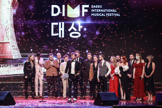 제16회 DIMF 어워즈에서 대상을 수상한 영국의 '더 콰이어 오브 맨' 팀이 기념촬영을 하고 있다. DIMF 사무국 제공