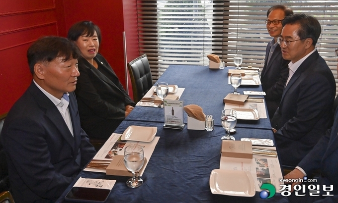 김동연 경기지사가 13일 오전 수원 시내 한 식당에서 경기도의회 양당 대표 남종섭 의원, 곽미숙 의원와 오찬 회동을 하고 있다. 2022.7.13 /김도우기자 pizza@kyeongin.com