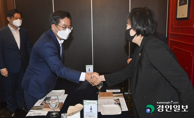 김동연 경기지사가 13일 오전 수원 시내 한 식당에서 경기도의회 양당 대표 남종섭 의원, 곽미숙 의원와 오찬 회동을 하고 있다. 2022.7.13 /김도우기자 pizza@kyeongin.com