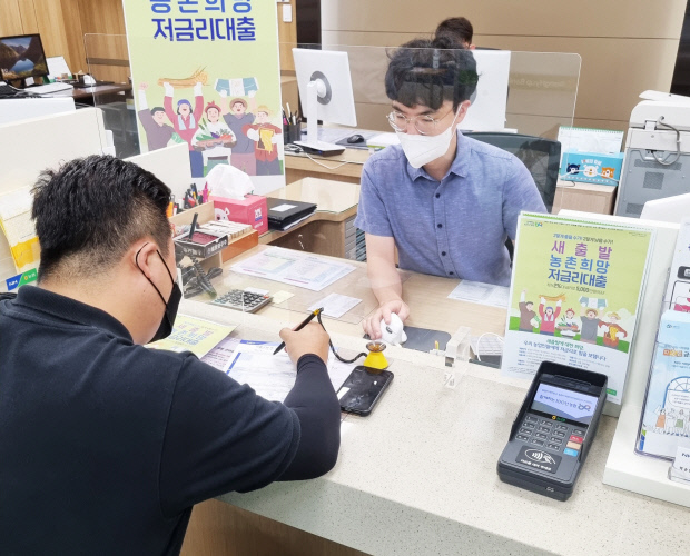 13일 한국은행이 사상 처음으로 기준금리를 한 번에 0.50%포인트 올리는 ‘빅 스텝’을 단행하면서 기업과 가계의 이자 부담도 덩달아 커졌다.<광주일보 자료사진>