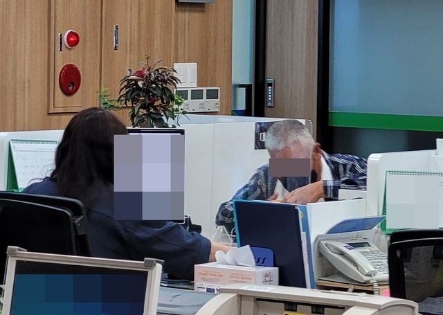 한국은행 금융통화위원회는 13일 기준금리를 한 번에 0.50%p 올리는 빅스텝(big step)을 단행했다. 사진은 은행 대출창구에서 상담 중인 고객과 직원의 모습./사진=김영호 기자
