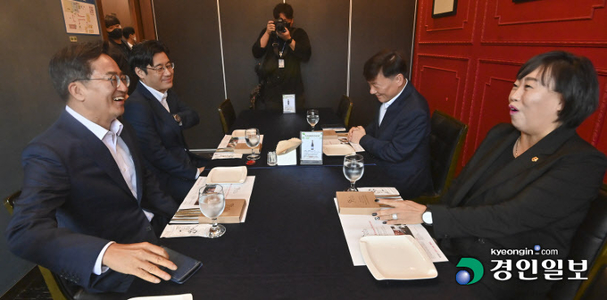 김동연 경기지사가 13일 오전 수원 시내 한 식당에서 경기도의회 양당 대표 남종섭 의원, 곽미숙 의원와 오찬 회동을 하고 있다. 2022.7.13 /김도우기자 pizza@kyeongin.com
