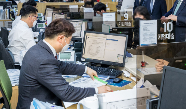 국내 기준금리 ‘빅 스텝’ 인상으로 시중금리도 오를 예정으로, 지역 가계와 자영업자들의 대출이자 부담이 커질 것으로 전망된다.<광주일보 자료사진>
