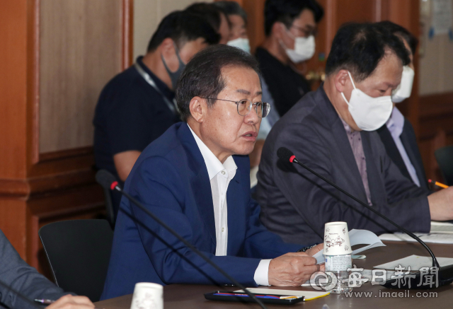 홍준표 대구시장이 지난 12일 오후 대구시청 산격동청사 대회의실에서 열린 '고물가·폭염 대응 시민생활 안정 점검회의'에서 모두발언을 하고 있다. 안성완 기자 asw0727@imaeil.com
