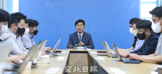 지난 1일 김관영 전북지사가 기자실을 방문해 민선 8기에 대한 설명을 하고 있다./사진=전북도 제공.