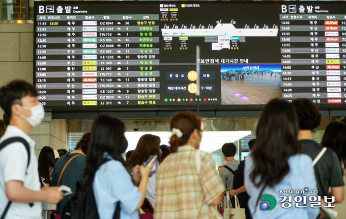 국내여행… 붐비는 김포공항코로나19 재유행이 이어지고 있는 17일 오후 김포국제공항 국내선 청사가 휴가를 즐기려는 여행객들로 붐비고 있다. 중앙방역대책본부에 따르면 이날 0시 기준 신규 확진자 수는 4만342명으로 이틀 연속 4만명을 넘겼다. 2022.7.17 /이지훈기자 jhlee@kyeongin.com