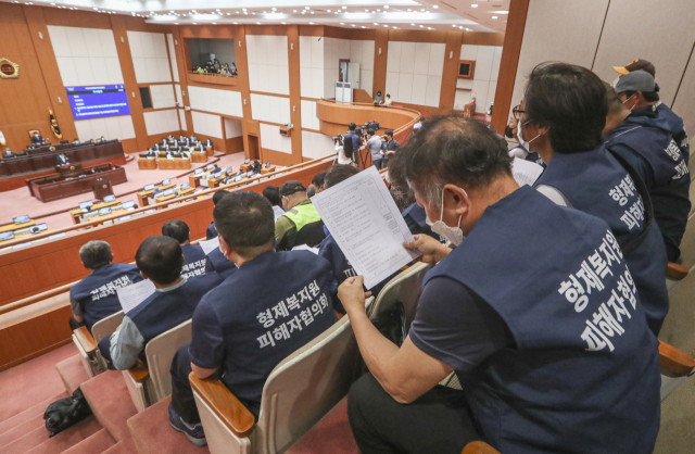 제305회 부산시의회 정례회 제2차 본회의가 열린 지난달 21일 본회의장에서 형제복지원 피해자들이 방청을 하고 있다. 부산일보DB