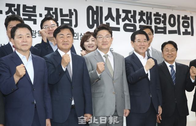 18일 광주광역시청에서 열린 ‘국민의힘 호남권 예산정책협의회’에 권성동 당대표 직무대행, 성일종 정책위의장, 정운천 도당위원장 및 김관영 전북도지사, 강기정 광주광역시장, 김영록 전남도지사 및 참석자들이 기념촬영을 하고 있다. 왼쪽부터 성일종 정책위의장, 김관영 전북도지사, 권성동 당대표 직무대행, 김영록 전남도지사, 강기정 광주광역시장. 전북도 제공