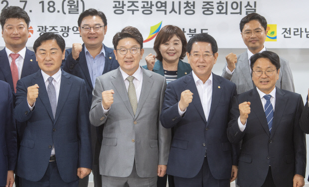 국민의힘-호남권(광주·전남·전북) 예산정책협의회가 18일 오후 광주시청 중회의실에서 열렸다. 권성동 국민의힘 당대표 직무대행 겸 원내대표와 강기정 광주시장, 김영록 전남지사, 김관영 전북지사 등 참석자들이 기념사진을 찍고 있다. /김진수 기자 jeans@kwangju.co.kr