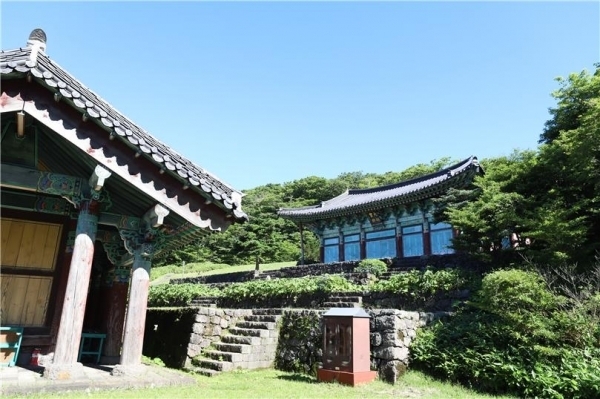 복원된 존자암. 영실 서쪽에 있는 볼레오름 해발 약 1200m 지점에 있다.